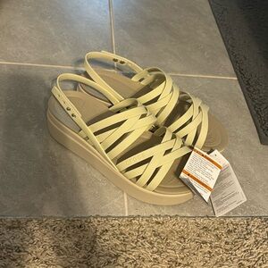 Brooklyn strappy size 8 crocs new with tags